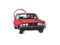 Brelok w formie czerwonego modelu samochodu Fiat 125p, ujęcie z przodu