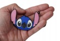 Brelok w kształcie figurki postaci Stitch z kreskówki prezentowany na dłoni, widoczny niebieski kolor i duże uszy