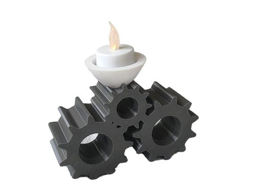 Świecznik z motywem czarnych kół zębatych, widok z przodu