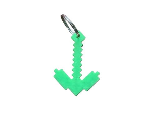 Zielony brelok w kształcie topora z gry Minecraft, świecący w ciemności, ujęcie z przodu