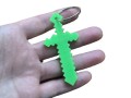 Zielony brelok w kształcie miecza z gry Minecraft, świecący w ciemności, prezentowany na dłoni