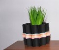Czarna doniczka z kolorową obwódką z zieloną rośliną, przykład użycia