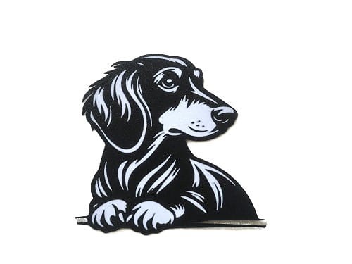 Dekoracja ścienna w kształcie czarno-białego jamnika, ujęcie z przodu