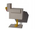 Figurka kurczaka z gry Minecraft stojąca, ujęcie z boku