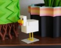 Figurka kurczaka z gry Minecraft stojąca, ujęcie z tyłu