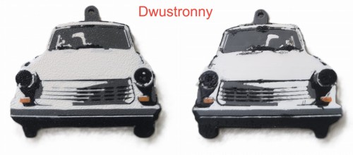 Brelok w kształcie białego modelu samochodu Trabant, ujęcie z przodu