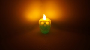 czaszka - stojak na podgrzewacz LED, świecąca w ciemności